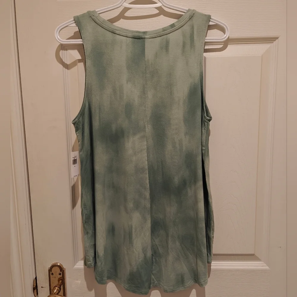 NWT OLDNAVY TANK - Picture 4 of 5